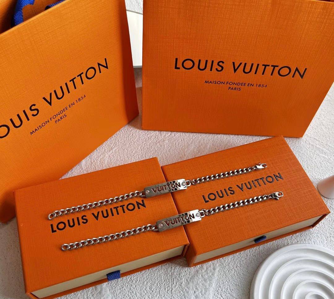 LV 
Master Bracelet 
90 dhs🪙🌨️

Zain32
♥️♥️♥️
