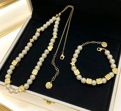Dior 
Necklace 🐦‍🔥
Bracelet 🦋
Master quality 💯
With normal boxes 🗃️ 
120 dhs✅

With master box 📦 
140 dhs✅

Zain216
♥️♥️♥️