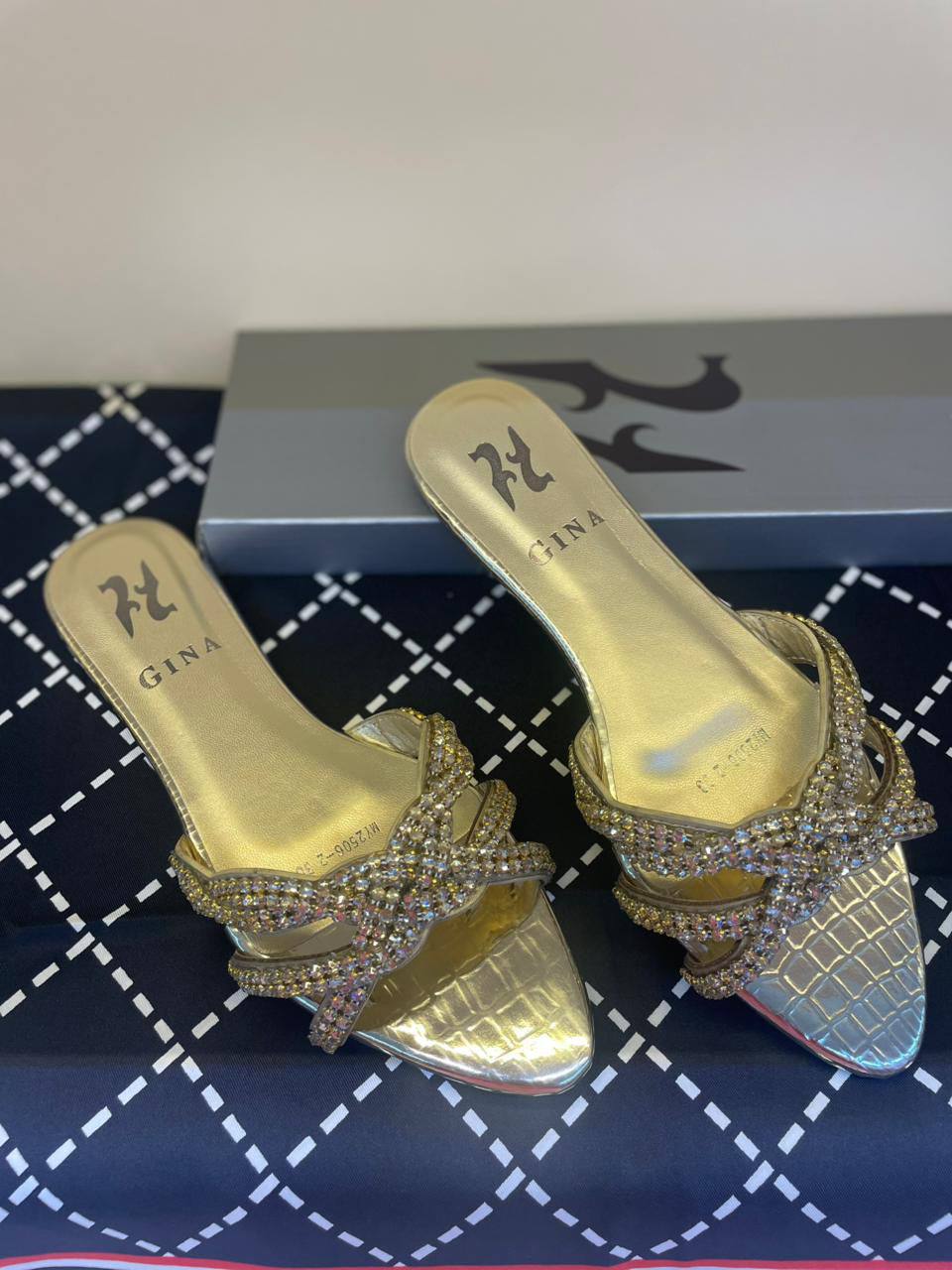 Gina flats 
new arrive 
Size 36-41 available
120 dhs🪙💕

Zain88
♥️♥️♥️