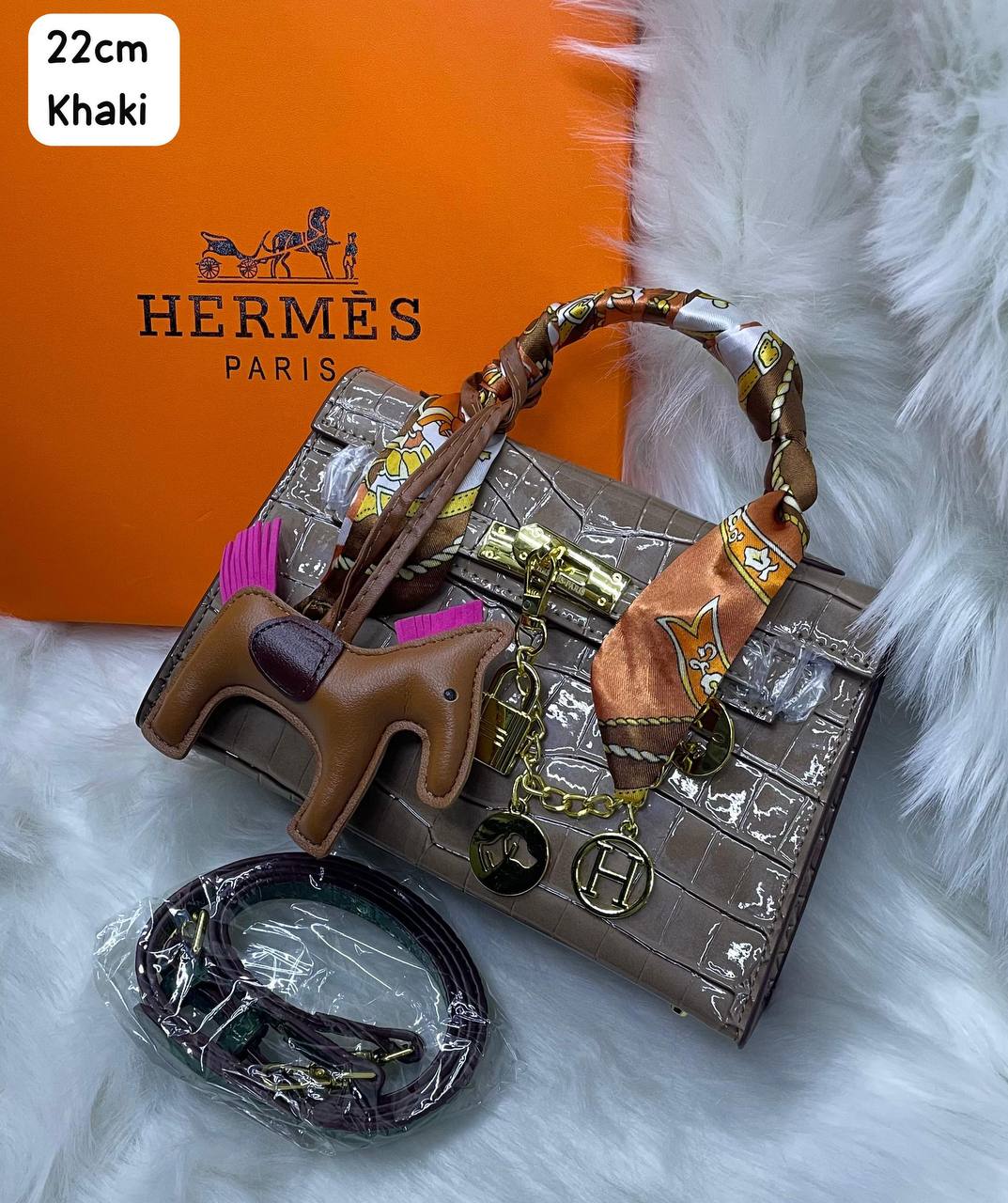 Hermes
100 dhs✅ 

with box
🎁🎁🎁

Zain72
♥️♥️♥️