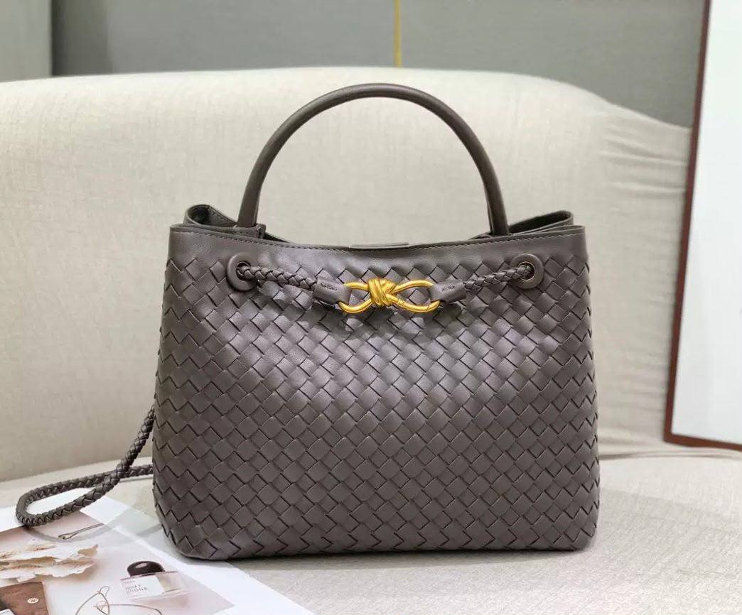 BOTTEGA 

NEW CAME 

HIGH QUALITY 

120  DHS……
32cm

Zain39
♥️♥️♥️