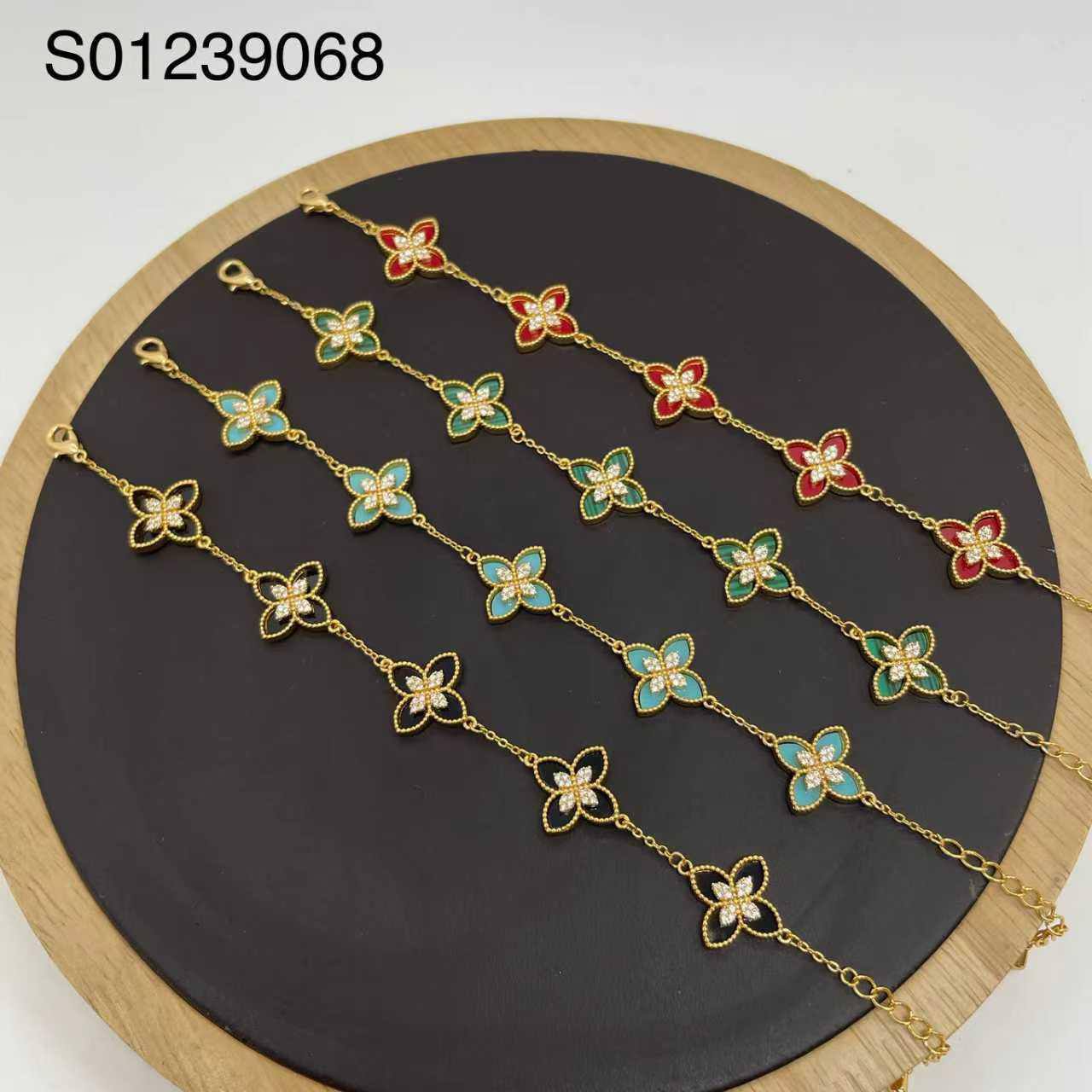 Bracelet 🌊*
Good quality 💯
With black boxes 🗃️ 
30 dhs🪙🌨️
With brand boxes 📦 
And paper bag 🛍️
35 dhs🪙🌨️

Zain216
♥️♥️♥️