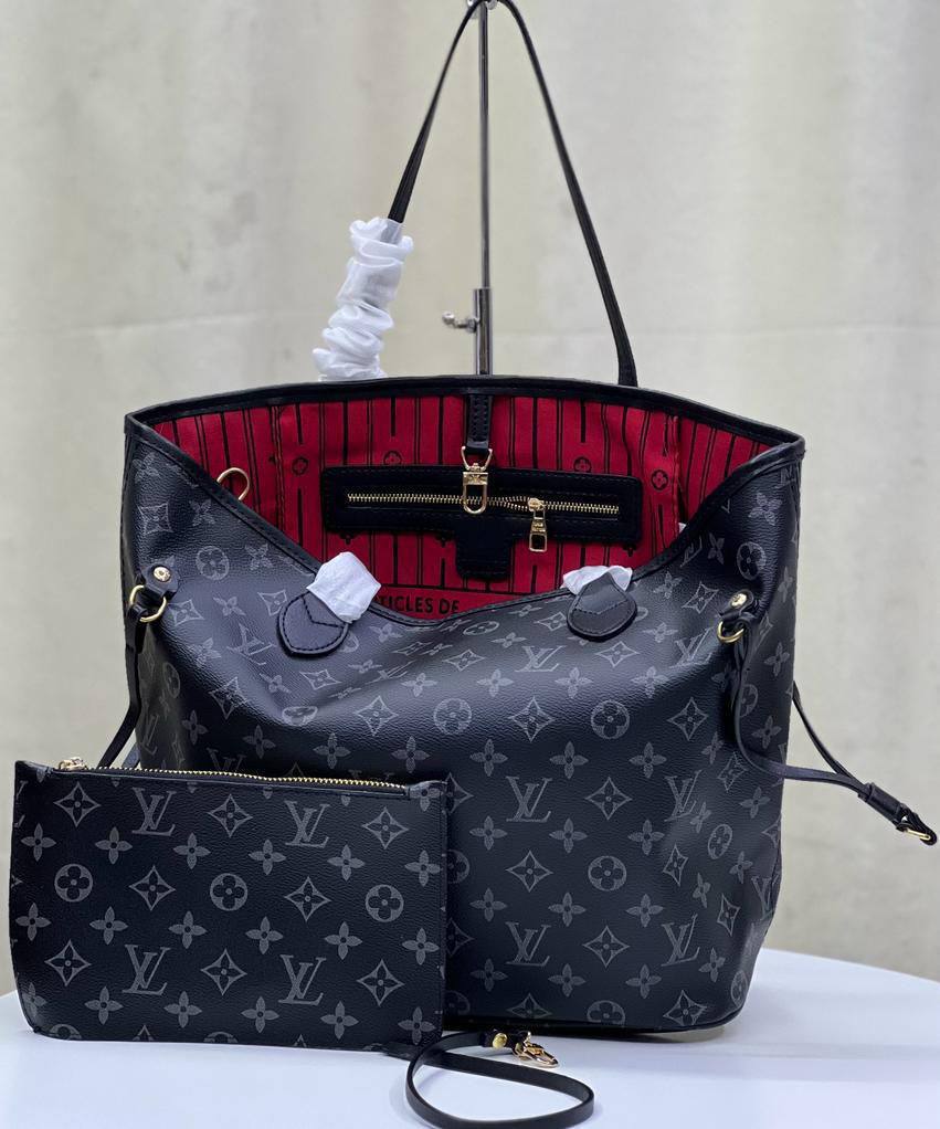LV 
Good quality 💯
Size 43cm
95 dhs💛
With box 📦

Zain70
♥️♥️♥️