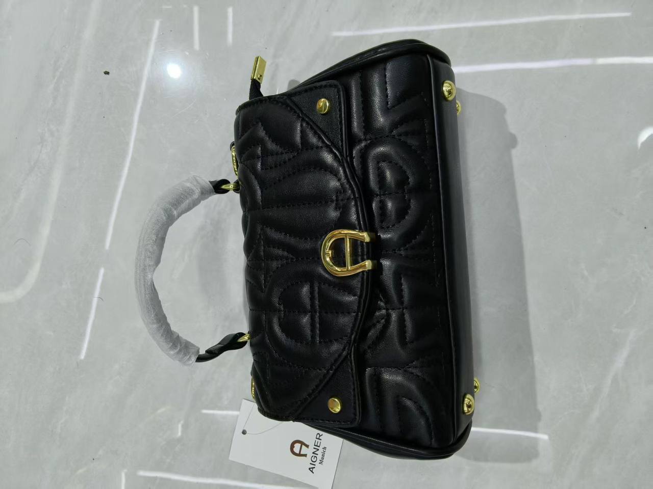 Aigner
95 dhs✅
With box
Size25cm

Zain06
♥️♥️♥️