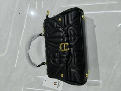 Aigner
95 dhs✅
With box
Size25cm

Zain06
♥️♥️♥️