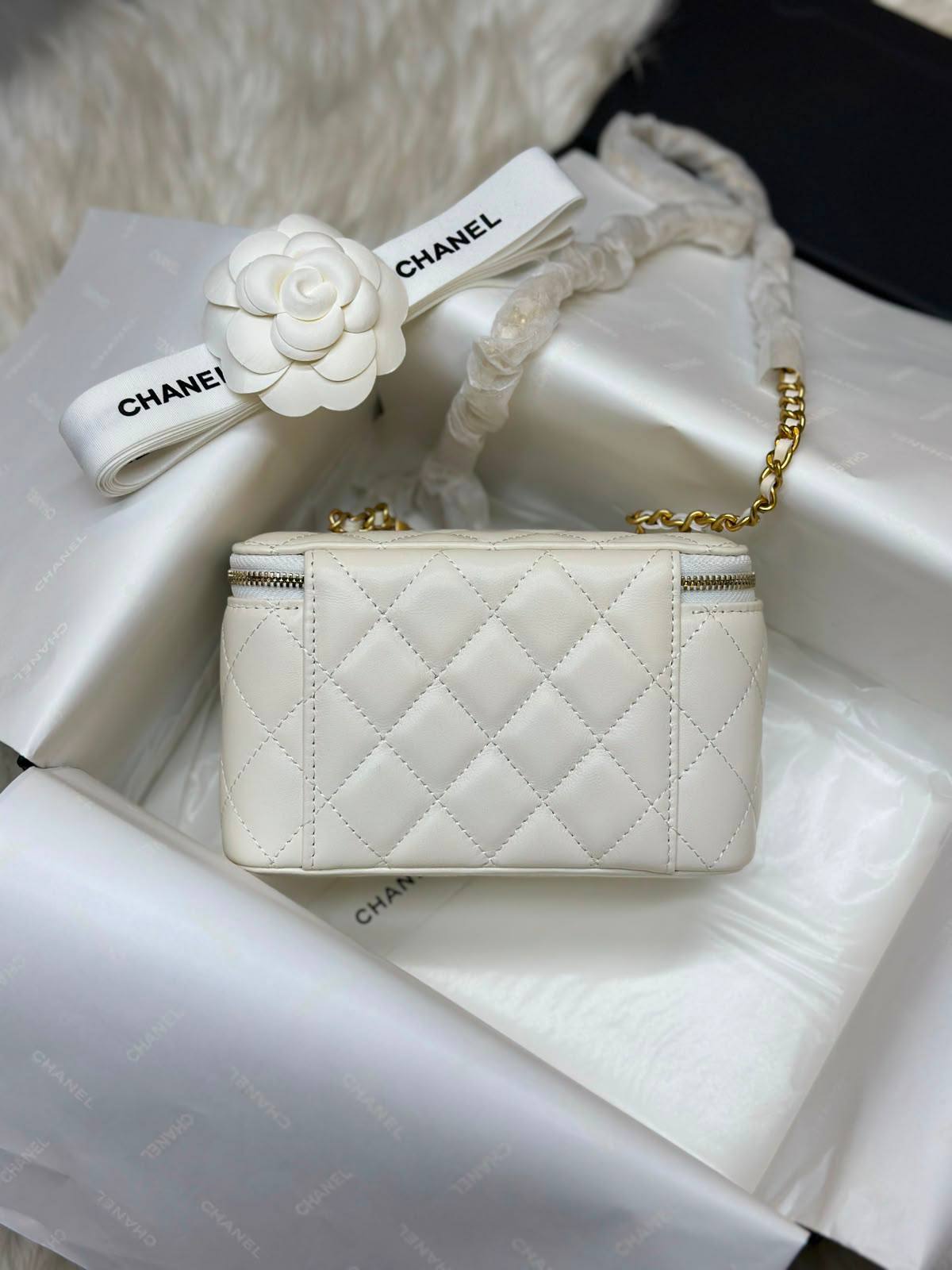 white Chanel quilted vanity bag features gold-tone hardware and a chain strap💯💯 
Original Quality 💯💯
For Price 👇 WhatsApp✅
0568585901 
0507557372
0552275751 Owner Zain 👌

Zain71
♥️♥️♥️