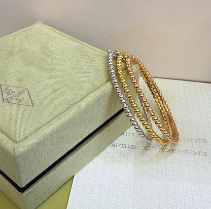 VCA

 *Perlee’ Pearls Bangle* 

 *90* with normal box 
 *140* with original box

Zain209
♥️♥️♥️