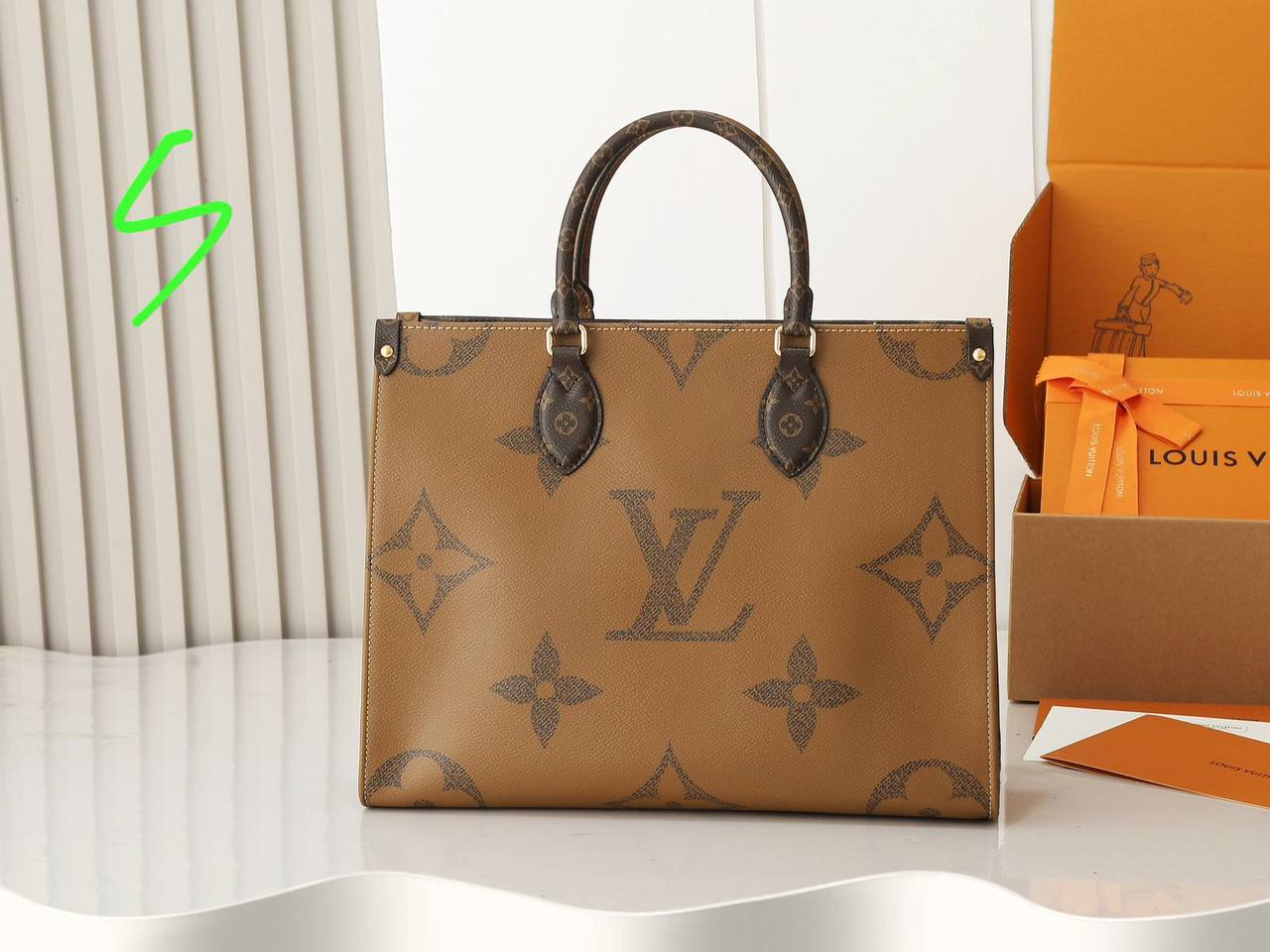 LV
 ONTHEGO GOOD QUALITY MEDUIM SIZE NEW CAME 
100 dhs✅

Zain295
♥️♥️♥️
