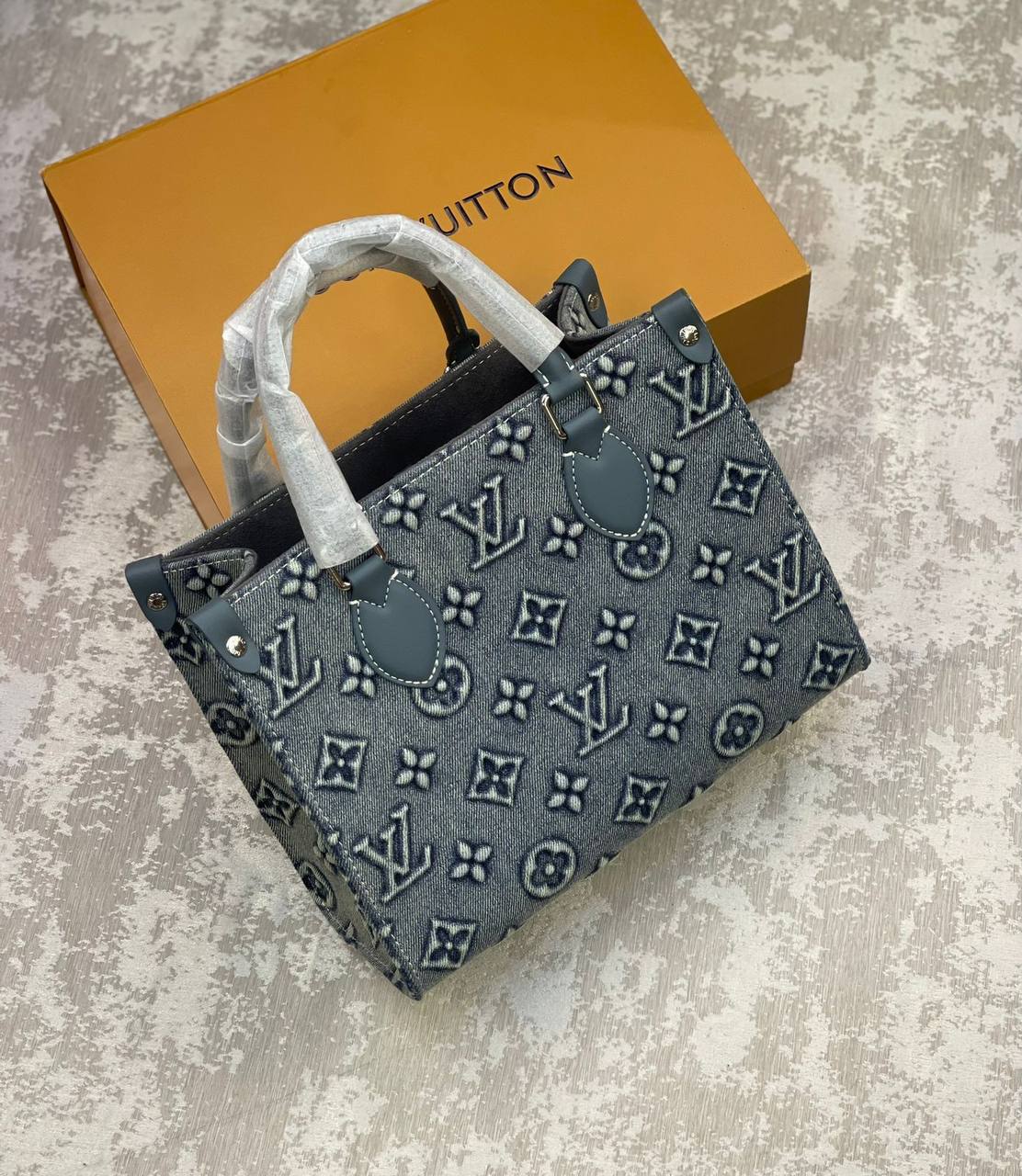 LV Copy1
Medium.    270 dhs✅ 
Big.             280 dhs✅

Zain175
♥️♥️♥️