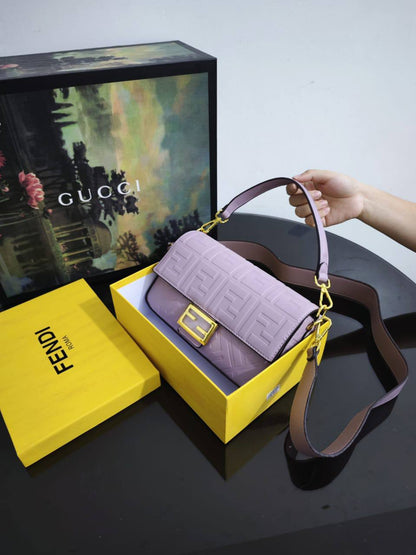 Fendi
110 dhs🇦🇪🇦🇪
with box
size 25cm
High quality

Zain26
♥️♥️♥️