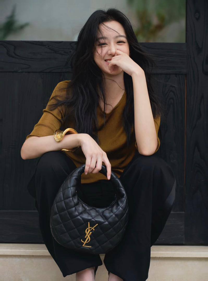 YSL
90 dhs🪙🌨️
Good quality 

with box
🎁🎁🎁

Zain35
♥️♥️♥️