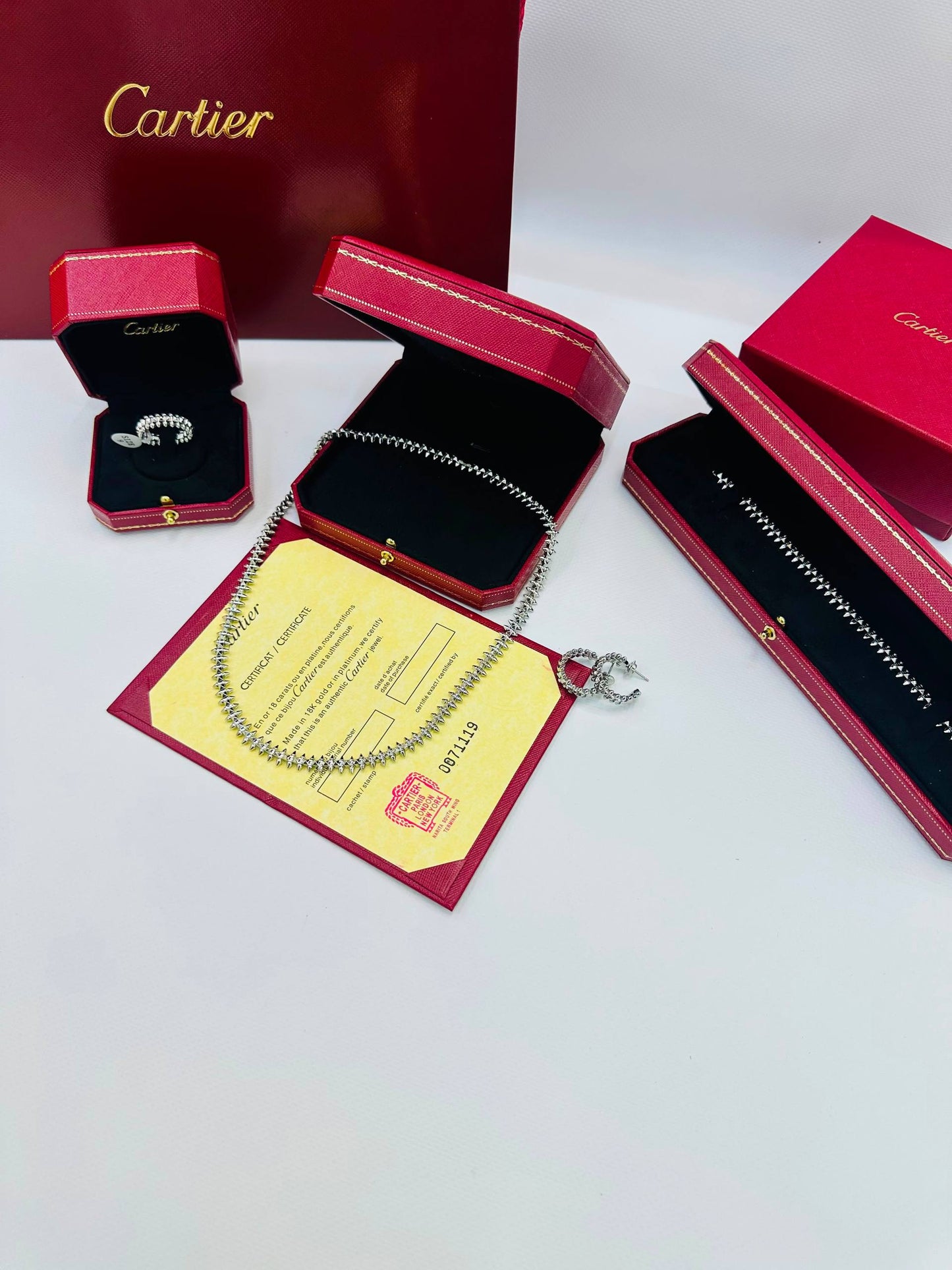 CARTIER SET❤️‍🔥*
Necklace 💥
Earring 🔥
Bracelet 🐦‍🔥
Ring 💍 available size 👇
6,7,8,9
With stone 🦋
With normal boxes 🗃️ 
340 dhs✅

With master box 📦 
390 dhs✅

Zain216
♥️♥️♥️