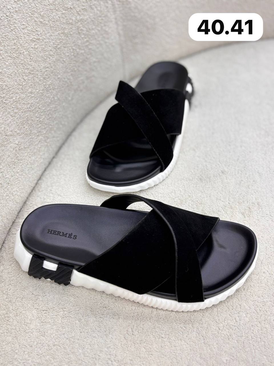 Hermes men slipper
130 dhs🇦🇪🇦🇪

40-45

Zain55
♥️♥️♥️