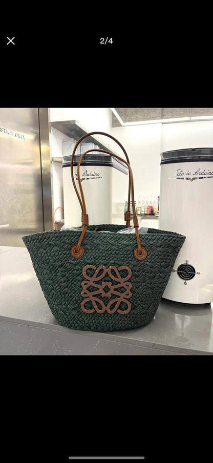 Loewe
85 dhs❣️

Zain26
♥️♥️♥️