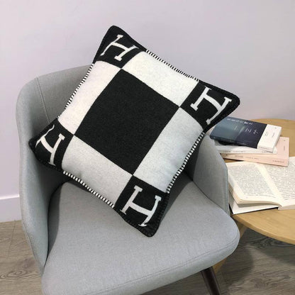 New collection 
Master 
Throw blanket in Merinos wool and cashmere (90%
rinos wool, 10% cashmere)
Size 135*170
👉🏽Blanket 
150 dhs✅

👉🏽Pillows with feeling
90 dhs✅

Zain99
♥️♥️♥️