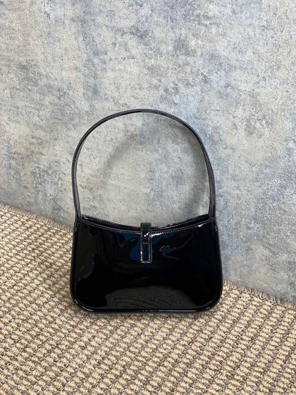 Ysl
 Mini Le 5 A 7

 Hobo Bag in
 Smooth Leather✅ 
Size 19 cm
For Price 👇 WhatsApp✅
0568585901 
0507557372
0552275751 Owner Zain 👌


Zain274
♥️♥️♥️