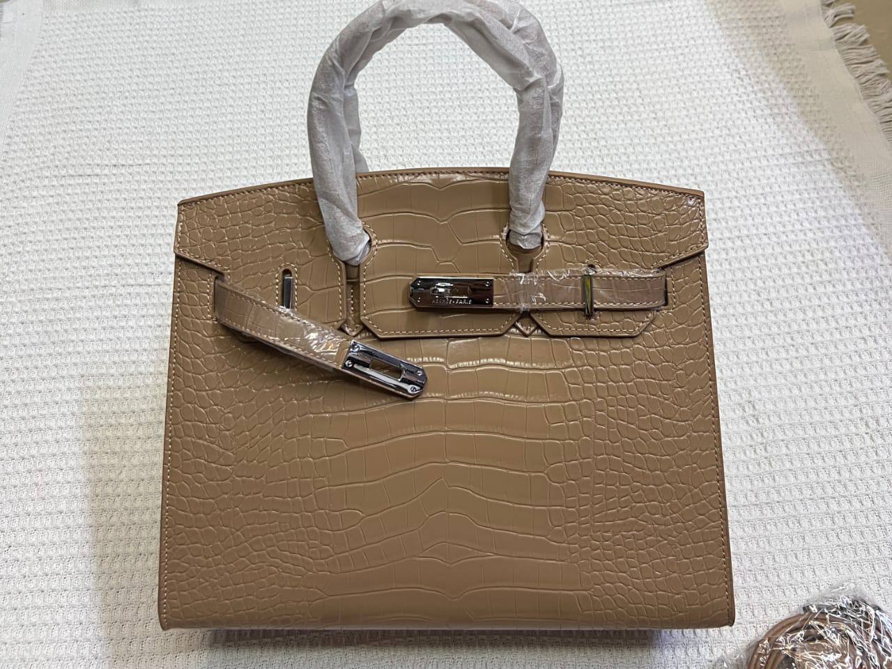 Hermes
105 dhs✅
size 30cm

Zain26
♥️♥️♥️