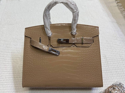 Hermes
105 dhs✅
size 30cm

Zain26
♥️♥️♥️