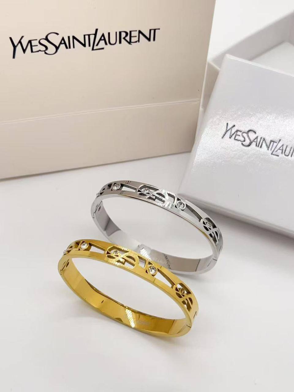 *Offer Bangle* 🍁
Stainless non tarnished 

20 dhs🪙🌨️
simple box
30 dhs🪙🌨️
name box 📦

Zain48
♥️♥️♥️