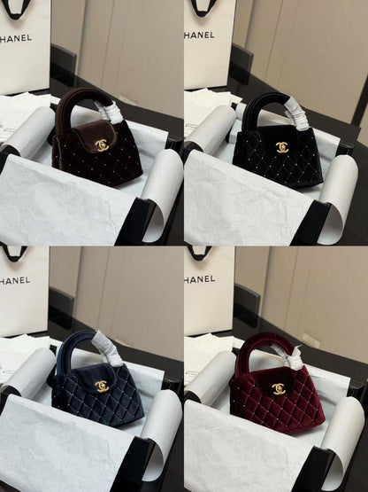 Chanel

With box  
🎁🎁🎁

Size 20cm
230 dhs❤️

Zain189
♥️♥️♥️