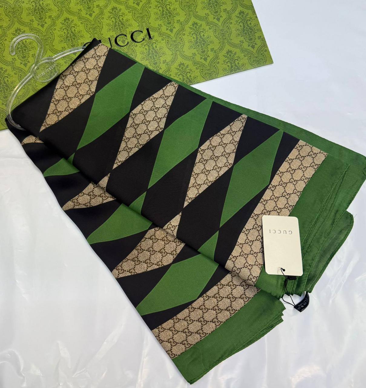 LV - Gucci
Silk scarf 
40 dhs✅
55 dhs✅ 

with box🎁🎁🎁

Zain93
♥️♥️♥️