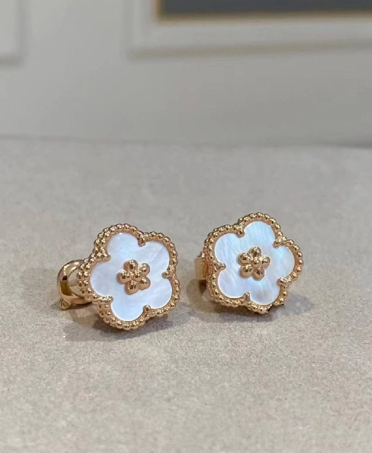 VCA SET 
Necklace 🦋
Earring❤️‍🔥
Bracelet ✨
Ring free size
Master quality 💯
With normal boxes 🗃️ 
315 dhs🇦🇪🇦🇪


With master box 📦 
365 dhs🇦🇪🇦🇪

Zain216
♥️♥️🥹