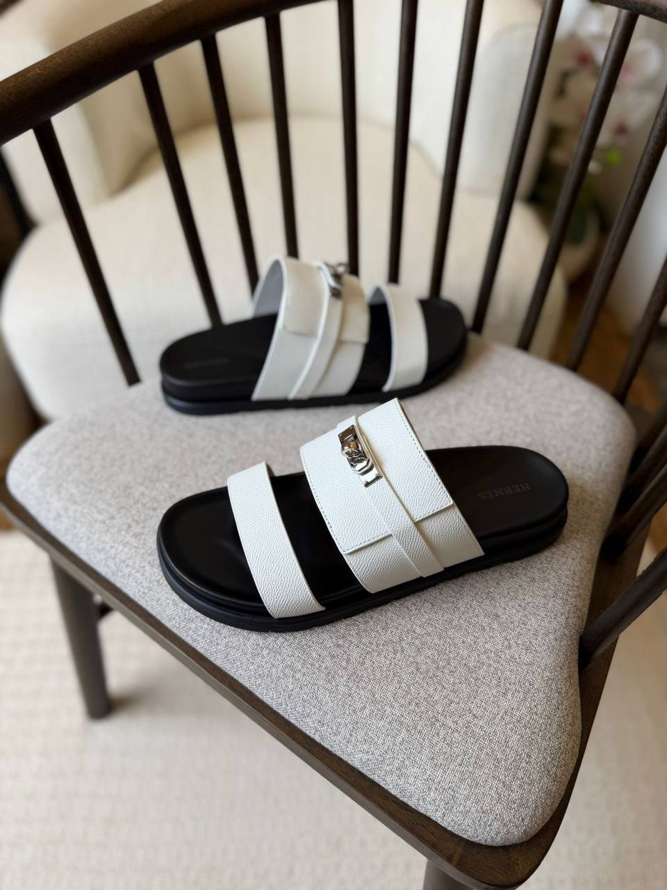 HERMES SLIPPER
*AAA QUALITY*
*size: 40 to 47*
450 dhs✅

Zain185
♥️♥️♥️