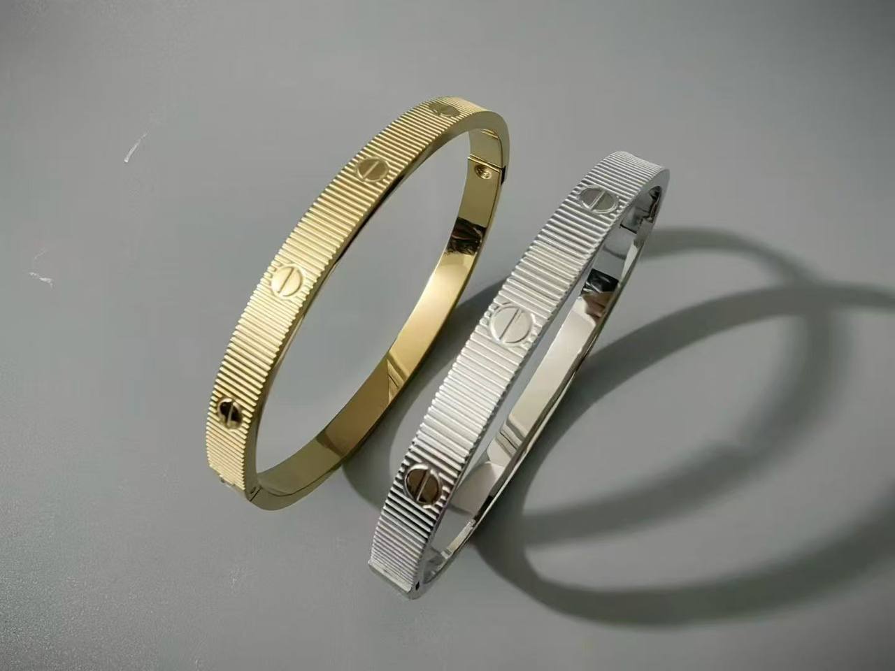 Cartier ❤️‍🔥*
Stainless steel 💯
Non tarnish 💯
With black boxes 🗃️ 
20 dhs✅
With normal boxes 📦 
And paper bag🛍️
30 dhs✅

Zain216
♥️♥️♥️
