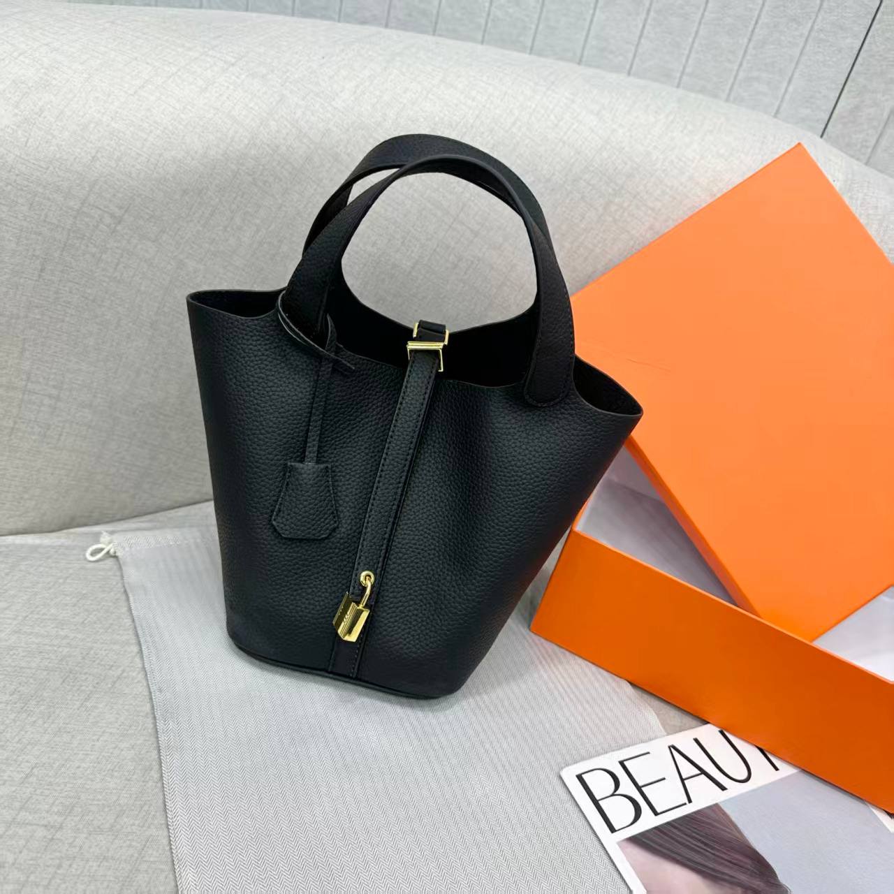 HERMES 
WITH BOX
120 dhs🇦🇪🇦🇪
size 15CM

Zain175
♥️♥️♥️