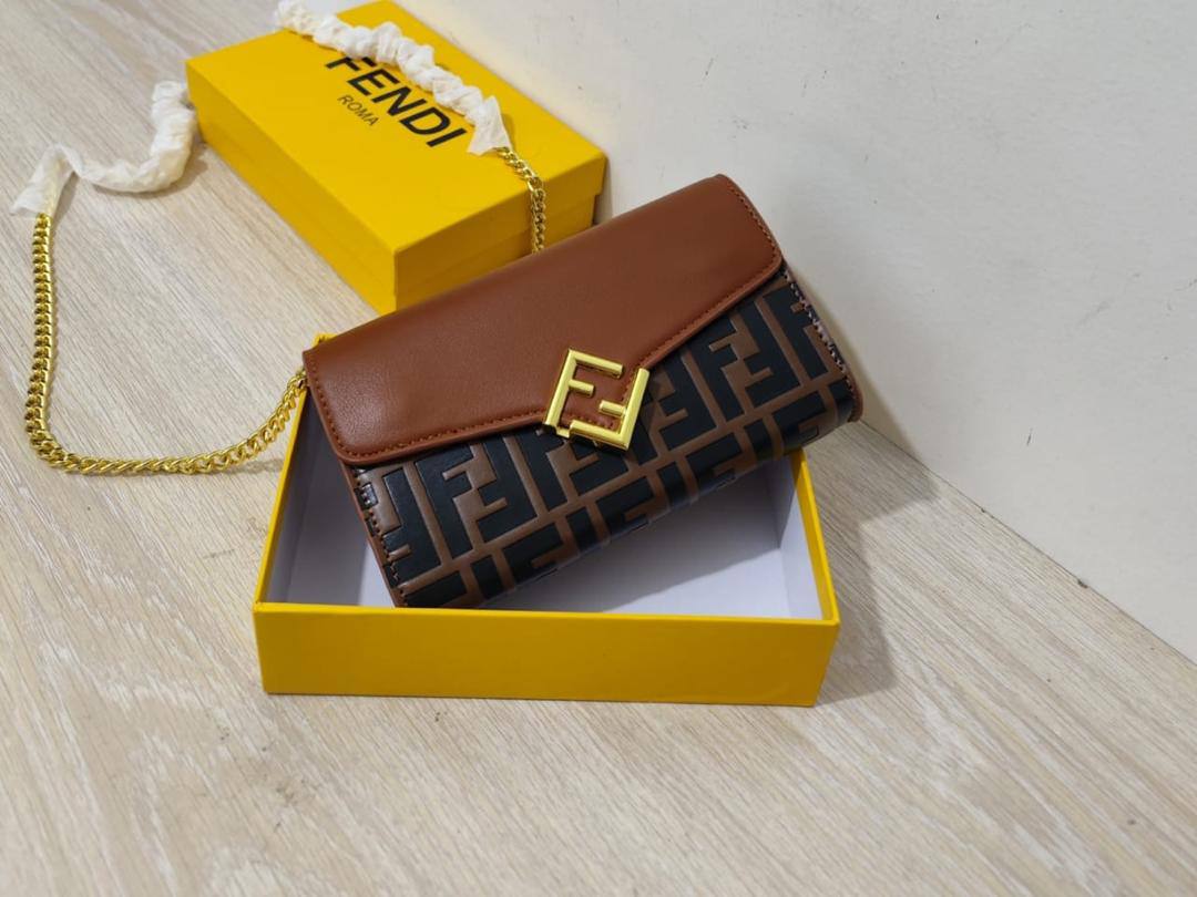 Fendi
90 dhs🪙💕

high quality 
With box  
🎁🎁🎁

21cm

Zain26
♥️♥️♥️