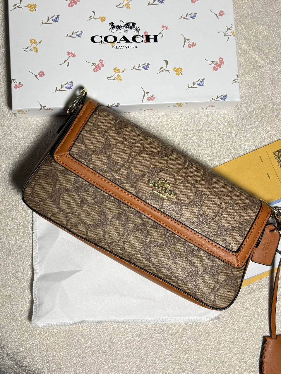 COACH

90 dhs💓

with box
🎁🎁🎁

Zain175