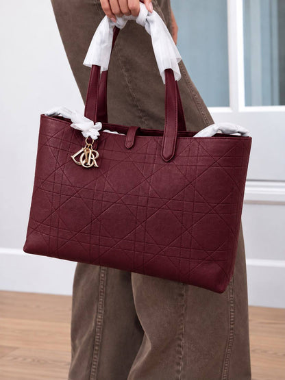 DIOR  

SUPER MASTER QUALITY 
Size :41 cm
AVAILABLE 

For Price 👇 WhatsApp✅
0568585901 
0507557372
0552275751 Owner Zain 👌

Zain307
♥️♥️♥️
