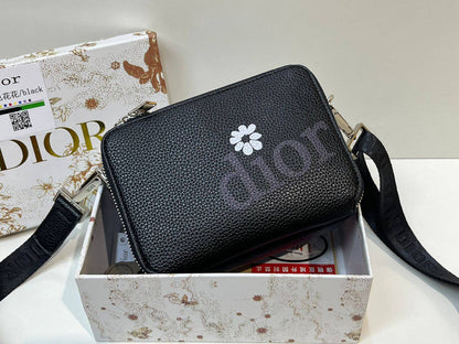 LV Dior

90 dhs✅

with box
🎁🎁🎁

size 17×6×12cm

Zain213
♥️♥️♥️