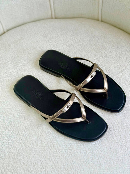Hermes
Super *AAA* *+* Quality 💯 
With original packing🎁🎁
SIZE:36and41
Available now
450 dhs✅

Zain308
♥️♥️♥️