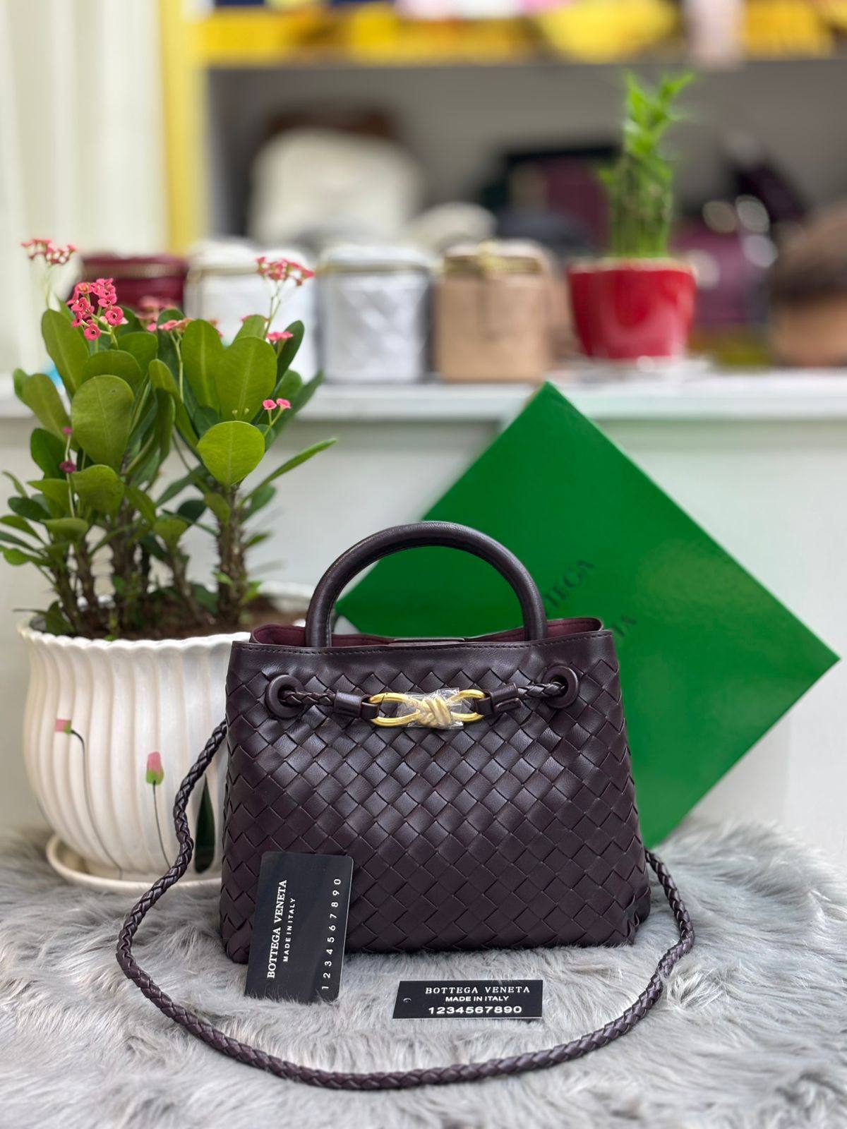 BOTTEGA
SIZE  ………25CM 🥰
115 dhs🪙🌨️

with Box
🎁🎁🎁

Zain244
♥️♥️♥️