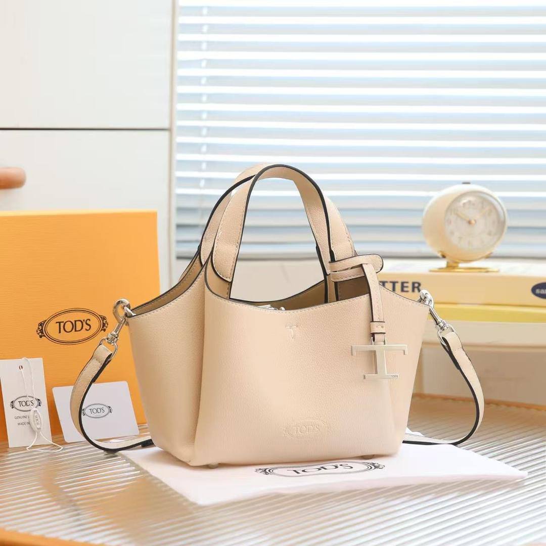 TODS
110 dhs🇦🇪🇦🇪
with box
size 24cm
High quality

Zain26
♥️♥️♥️
