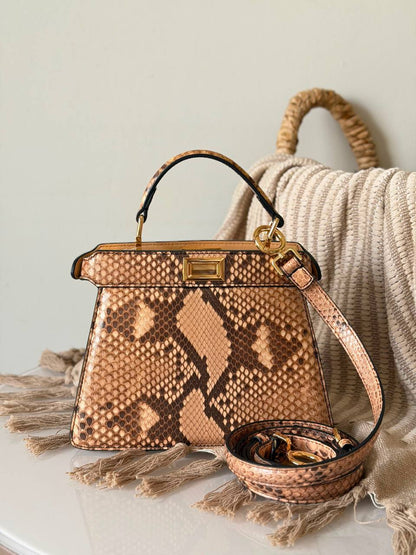 Fendi picabo 
Size :21 cm 
Super master quality 
For Price 👇 WhatsApp✅
0568585901 
0507557372
0552275751 Owner Zain 👌

Zain315
♥️♥️♥️