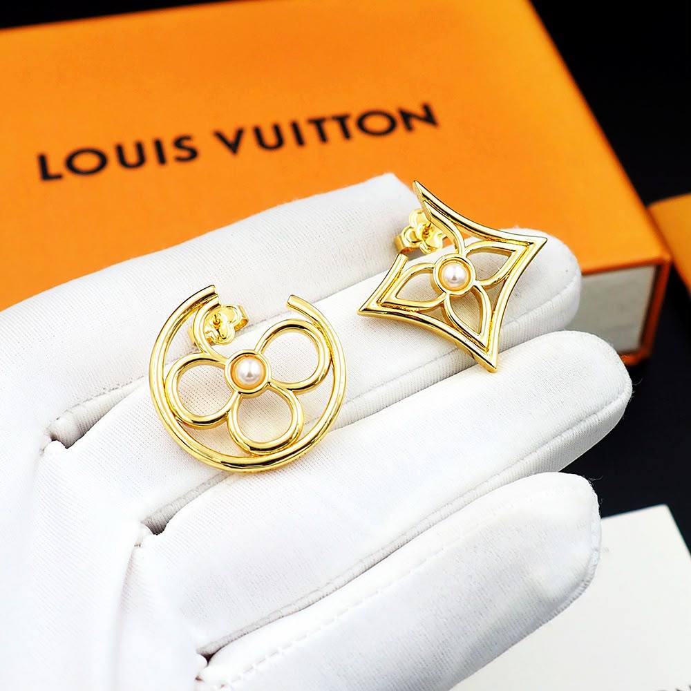 LV
Necklace ✨
Bracelet 😍
Earring 🦋
Master quality 💯
With normal boxes 🗃️ 
180 dhs🇦🇪🇦🇪
With master box 📦 
210 dhs🇦🇪🇦🇪

Zain216
♥️♥️♥️