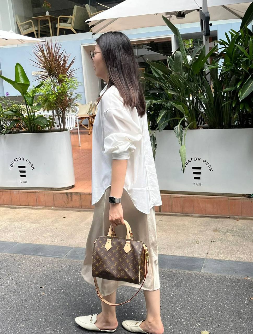 LV SPEEDY 
25CM ,GOOD QUALITY 
WITH BOX 
100 dhs✅

Zain295
♥️♥️♥️