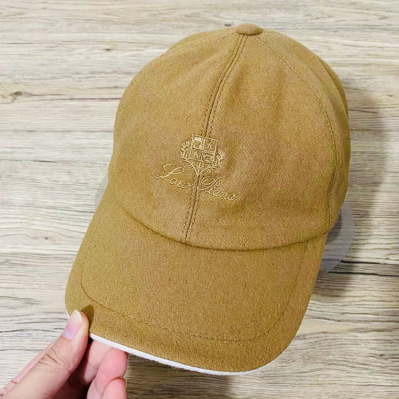 CASHMERE 
LORO PIANA 
MENS CAP 🧢 
FREE SIZE 
120 dhs❤️

Zain88
♥️♥️♥️