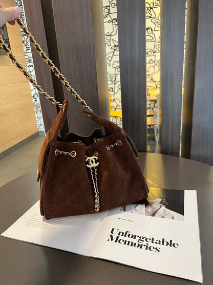 Chanel

Suede material

370 dhs🇦🇪🇦🇪

Zain297
♥️♥️♥️