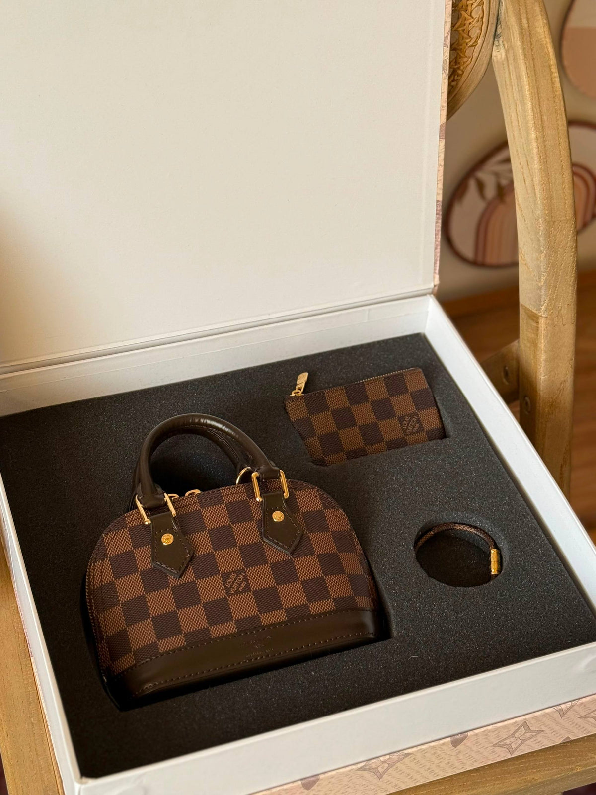 LV
17cm
400 dhs🇦🇪🇦🇪

FULL SETT(GIFT BOX)
MASTER QUALITY
With box

Zain167
♥️♥️♥️