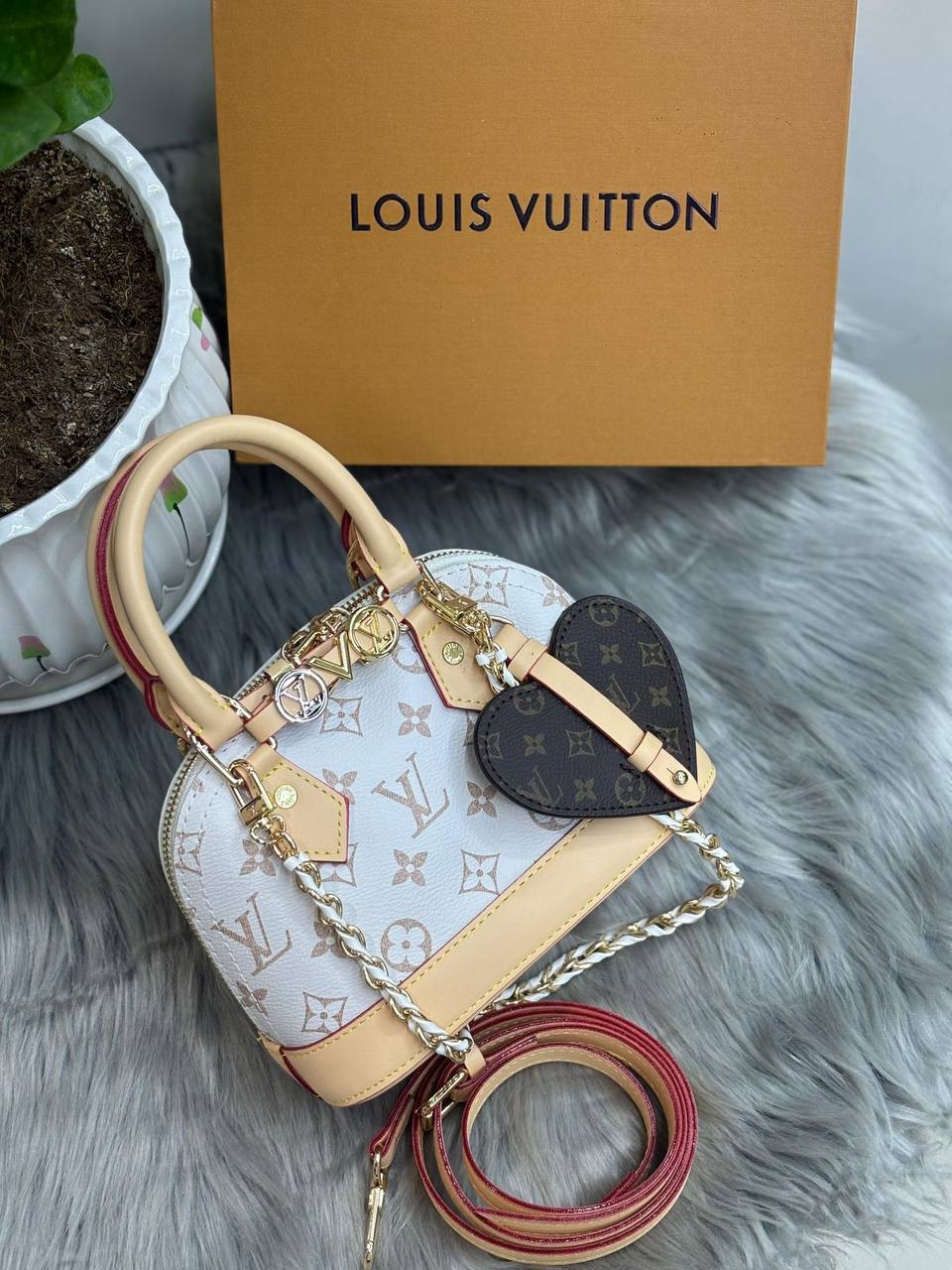 LV ALMA
SIZE  ……… 20CM 
100 dhs✅
With BOX
🎁🎁🎁

Zain244
♥️♥️♥️