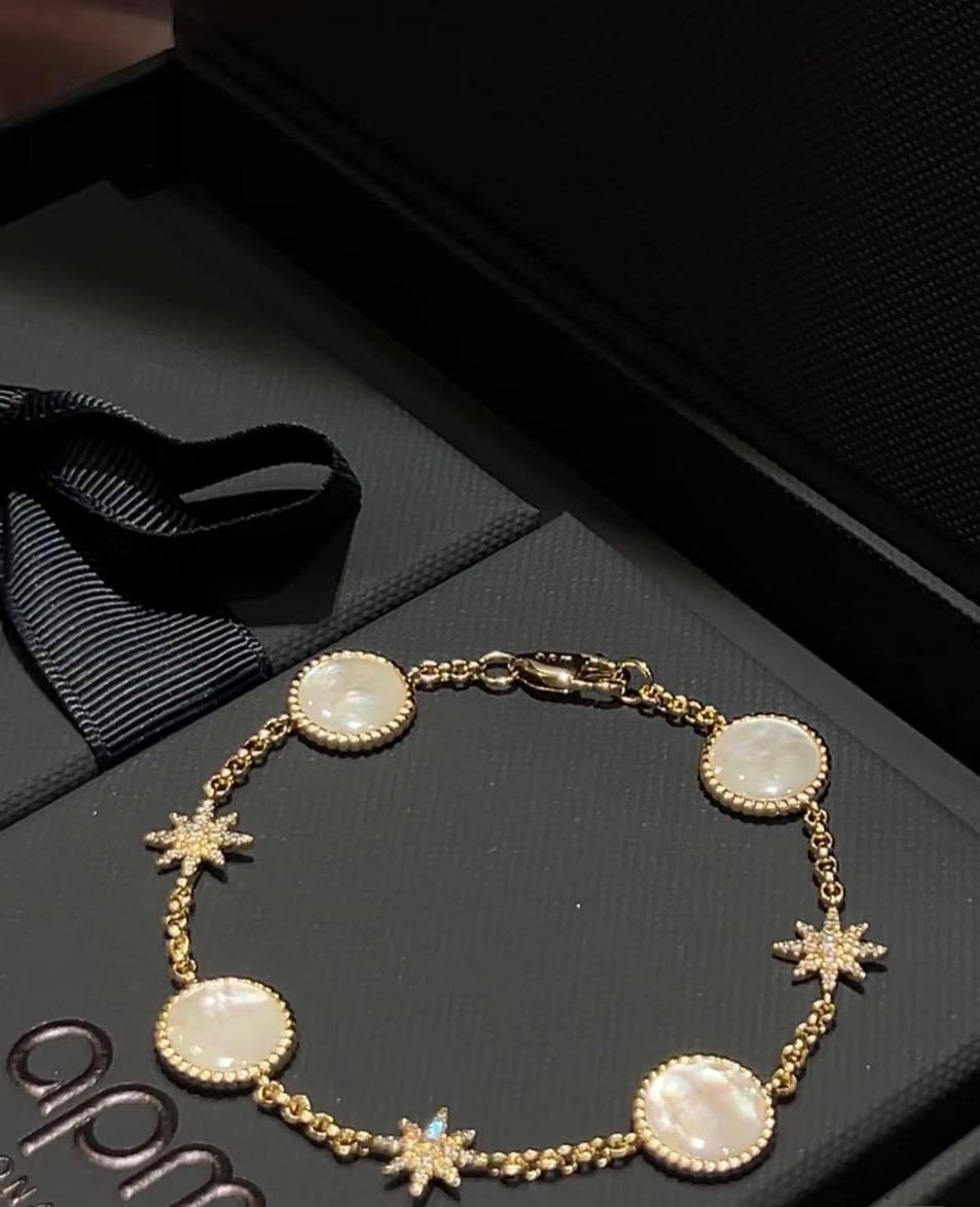 Apm SET ❤️‍🔥*
Necklace 🍁
Earring🔥
Bracelet 🌸
With normal boxes 📦 
200 dhs🪙🌨️
With master box 🗃️ 
220 dhs🪙🌨️

Zain216
♥️♥️♥️