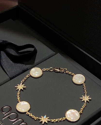 Apm SET ❤️‍🔥*
Necklace 🍁
Earring🔥
Bracelet 🌸
With normal boxes 📦 
200 dhs🪙🌨️
With master box 🗃️ 
220 dhs🪙🌨️

Zain216
♥️♥️♥️