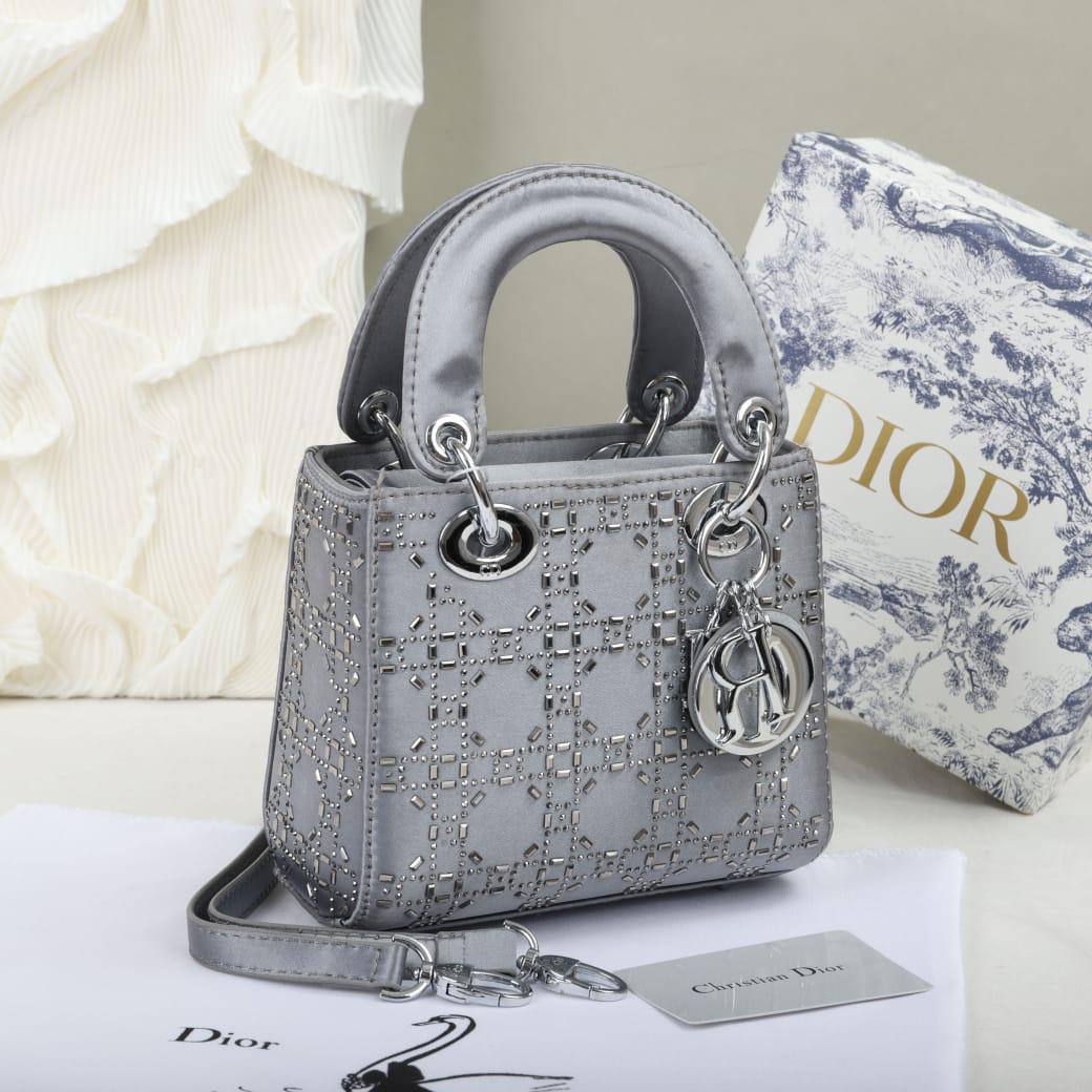 Dior
120 dhs✅
with box
size 17cm

Zain26
♥️♥️♥️