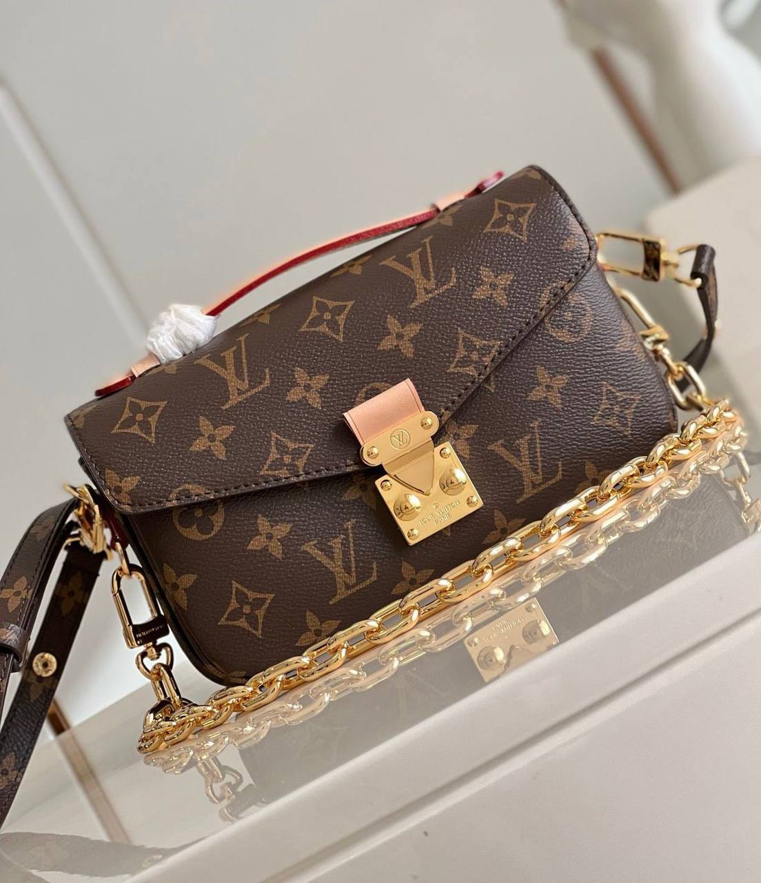 *LOUIS VUITTON*
* ⁠SUPER MASTER QUALITY 
* ⁠Size:21CM
1200 dhs🪙🌨️

Zain255
♥️♥️♥️