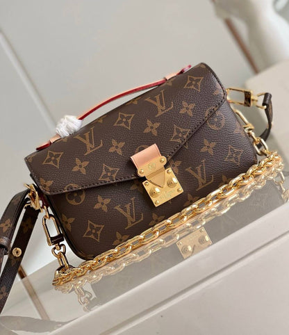 *LOUIS VUITTON*
* ⁠SUPER MASTER QUALITY 
* ⁠Size:21CM
1200 dhs🪙🌨️

Zain255
♥️♥️♥️