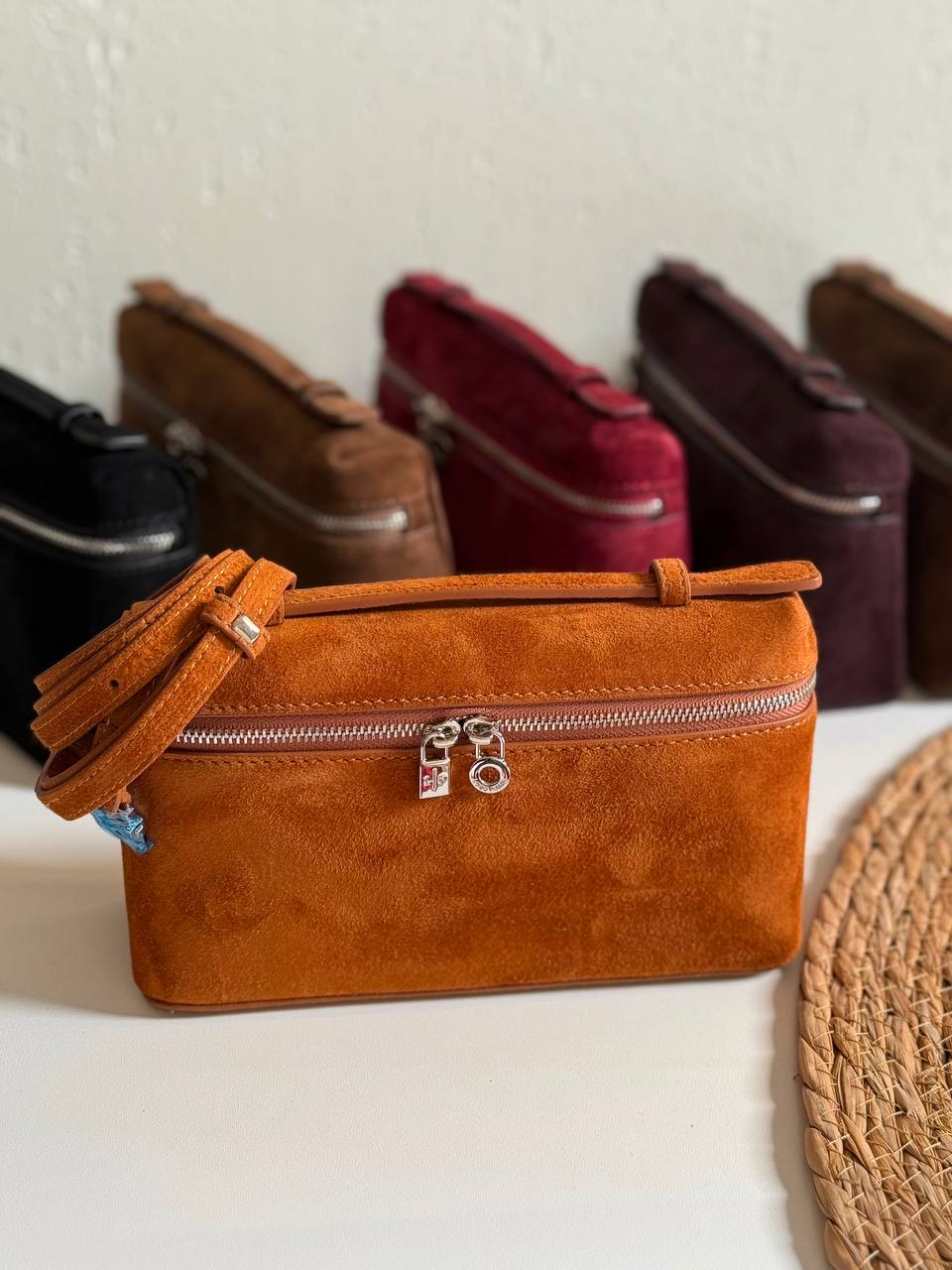 LORO PIANA
20cm
340 dhs🇦🇪🇦🇪
Top quality 
With box🎁

Zain167
♥️♥️♥️