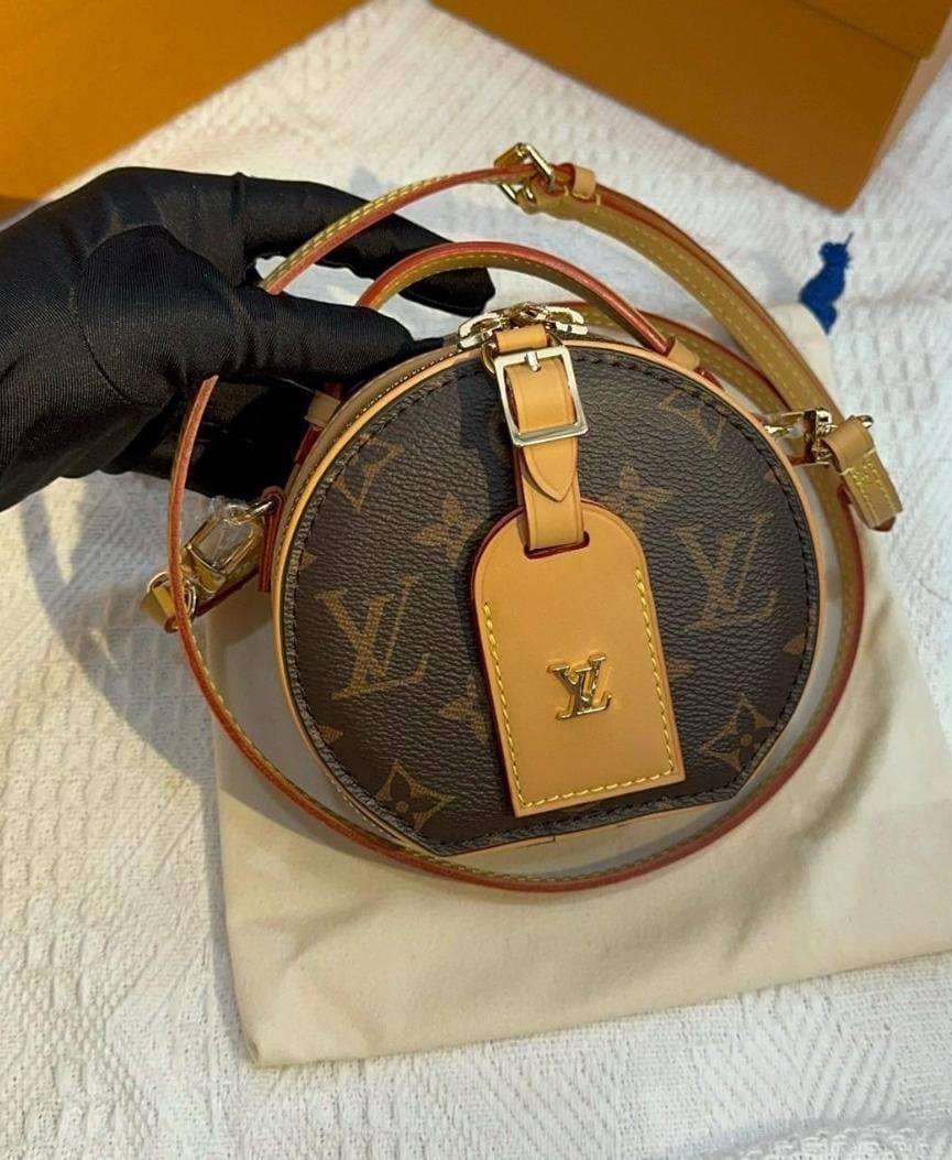 LV
Mini Boite  Chapeau
Master quality
13*12*6 cm 

with box🎁🎁🎁

180 dhs❣️

Zain95
♥️♥️♥️
